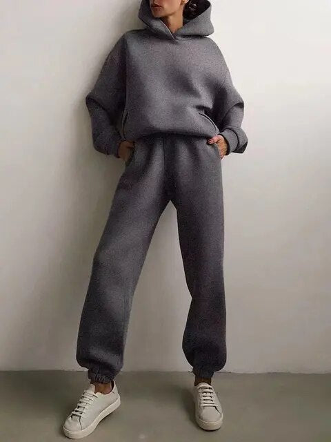 Damska bluza oversize z kapturem i dres typu jogger - dwuczęściowy zestaw do noszenia na co dzień 6