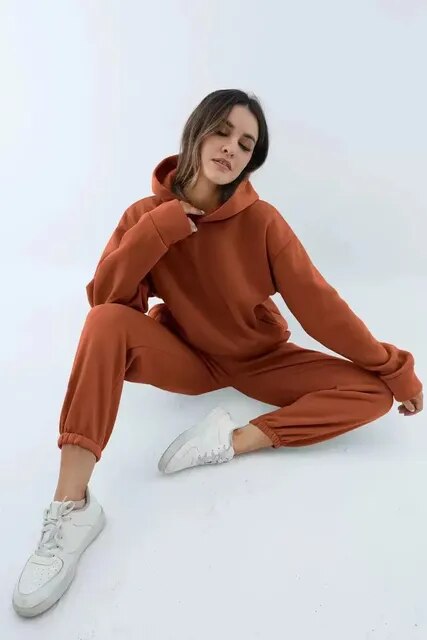 Damska bluza oversize z kapturem i dres typu jogger - dwuczęściowy zestaw do noszenia na co dzień 8