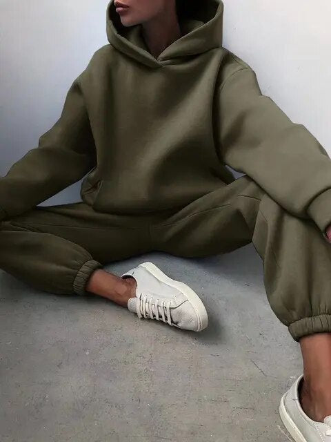 Damska bluza oversize z kapturem i dres typu jogger - dwuczęściowy zestaw do noszenia na co dzień 9