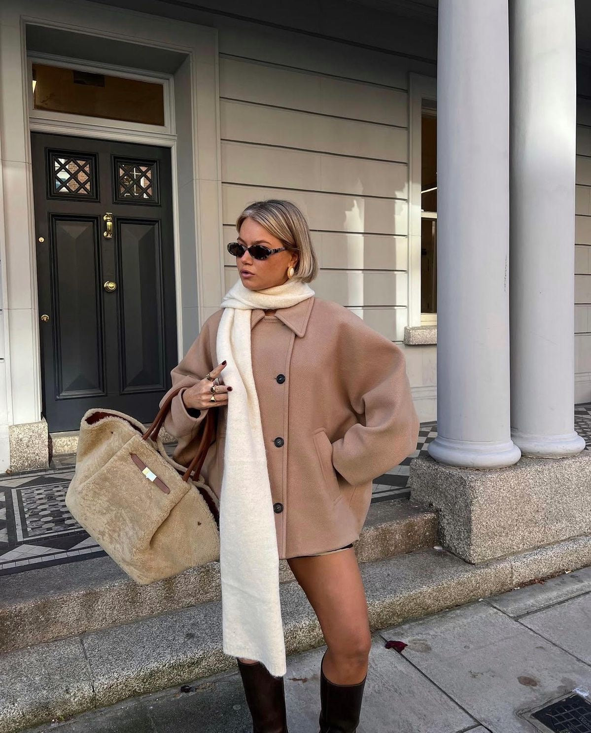 Wełniany płaszcz damski oversize z zapięciem na guziki - elegancki minimalistyczny płaszcz jesienno-zimowy