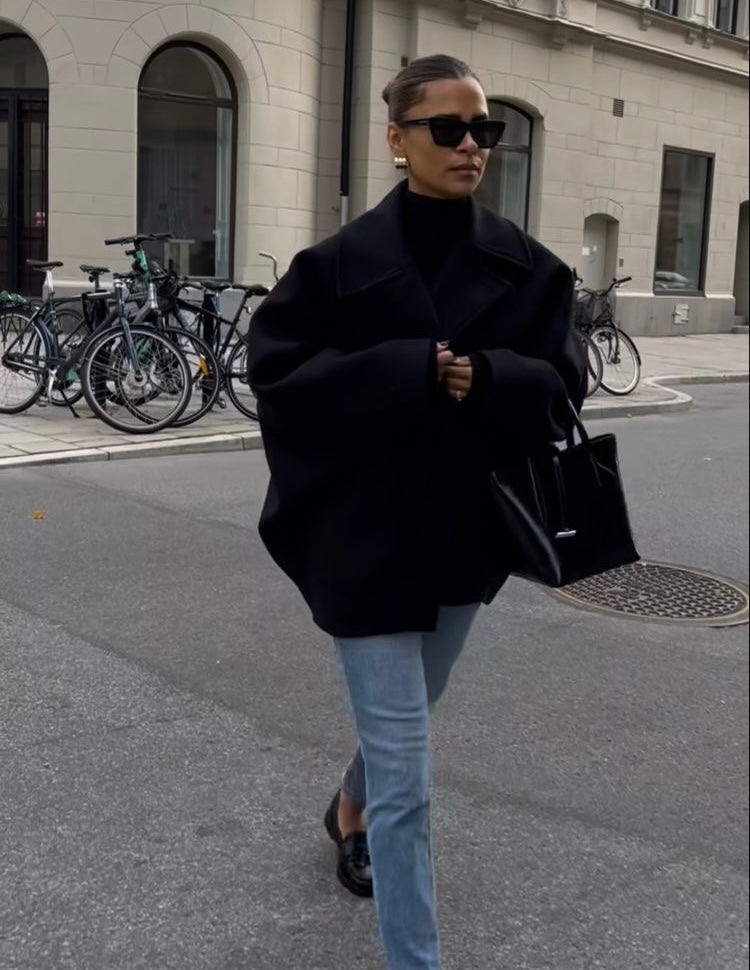 Wełniany płaszcz damski oversize z zapięciem na guziki - elegancki minimalistyczny płaszcz jesienno-zimowy