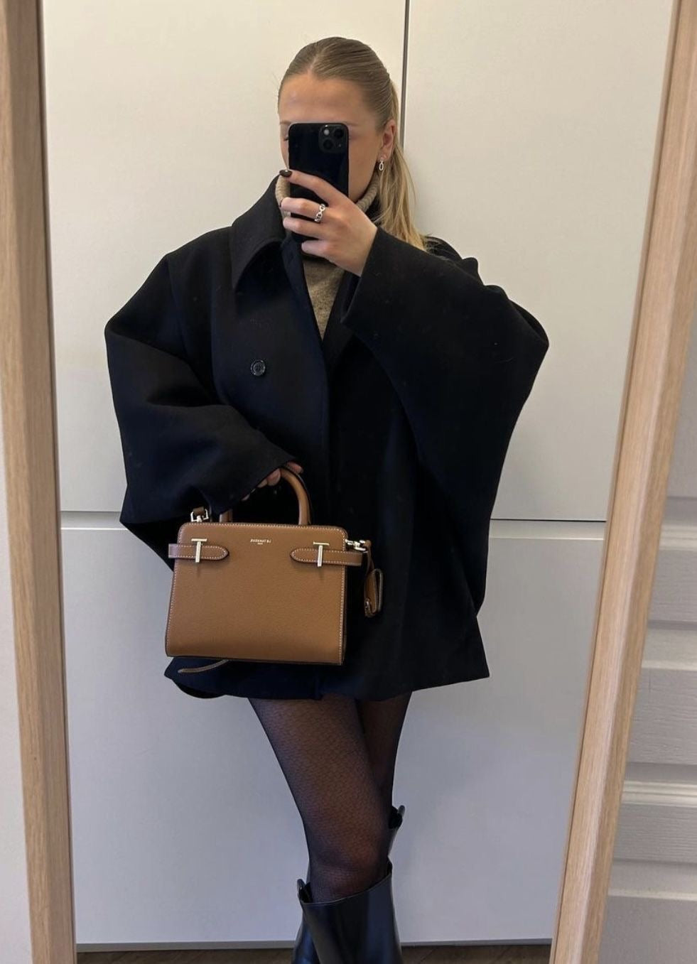 Wełniany płaszcz damski oversize z zapięciem na guziki - elegancki minimalistyczny płaszcz jesienno-zimowy