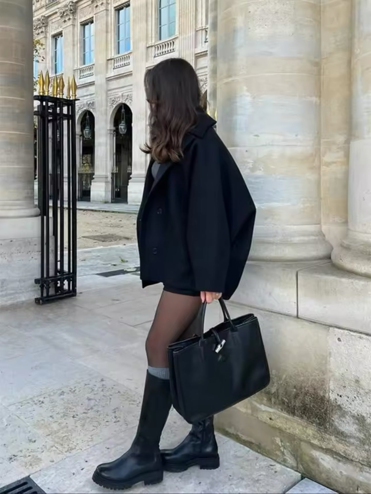 Wełniany płaszcz damski oversize z zapięciem na guziki - elegancki minimalistyczny płaszcz jesienno-zimowy