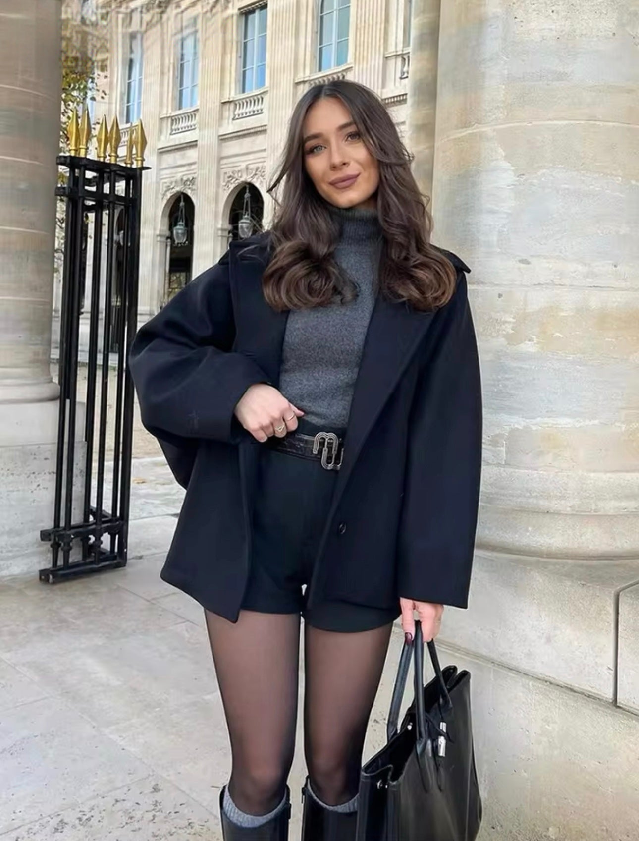 Wełniany płaszcz damski oversize z zapięciem na guziki - elegancki minimalistyczny płaszcz jesienno-zimowy