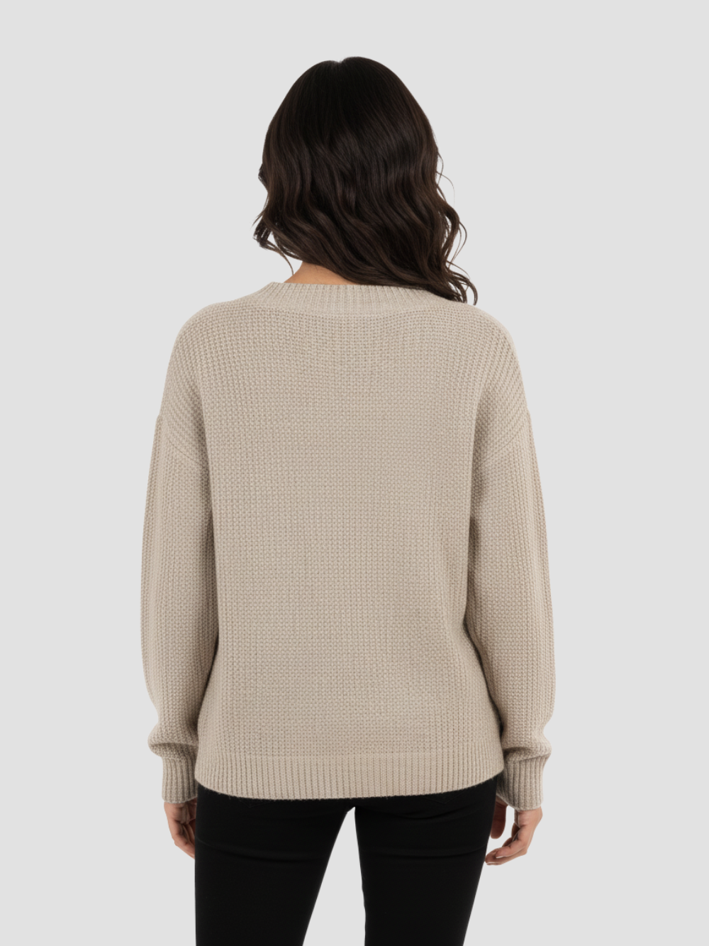 ALTHEVIA | DAMSKI SWETER Z DEKOLTEM W SEREK – MIĘKKA TEKSTURA I ELEGANCKA WSZECHSTRONNOŚĆ 2