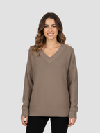 ALTHEVIA | DAMSKI SWETER Z DEKOLTEM W SEREK – MIĘKKA TEKSTURA I ELEGANCKA WSZECHSTRONNOŚĆ 4