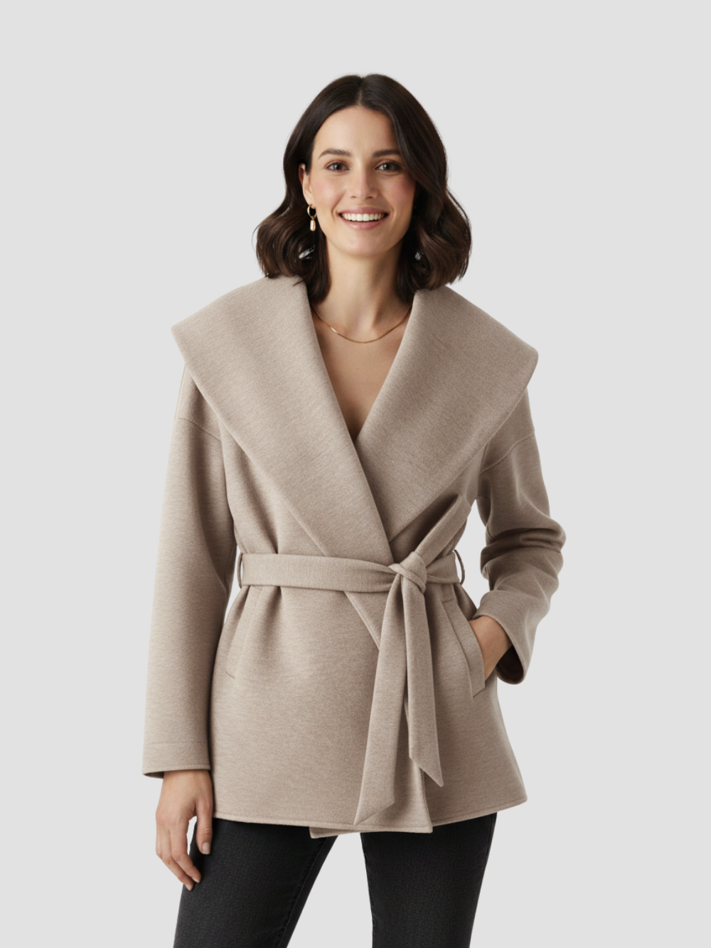 BELTRANA | KURTKA Z PASKIEM I KOŁNIERZEM Z KOPERTĄ – SUBTELNE CIEPŁO I NATURALNA WYRAFINOWANA 0