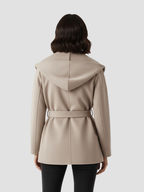 BELTRANA | KURTKA Z PASKIEM I KOŁNIERZEM Z KOPERTĄ – SUBTELNE CIEPŁO I NATURALNA WYRAFINOWANA 2