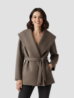 BELTRANA | KURTKA Z PASKIEM I KOŁNIERZEM Z KOPERTĄ – SUBTELNE CIEPŁO I NATURALNA WYRAFINOWANA 4