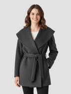 BELTRANA | KURTKA Z PASKIEM I KOŁNIERZEM Z KOPERTĄ – SUBTELNE CIEPŁO I NATURALNA WYRAFINOWANA 9