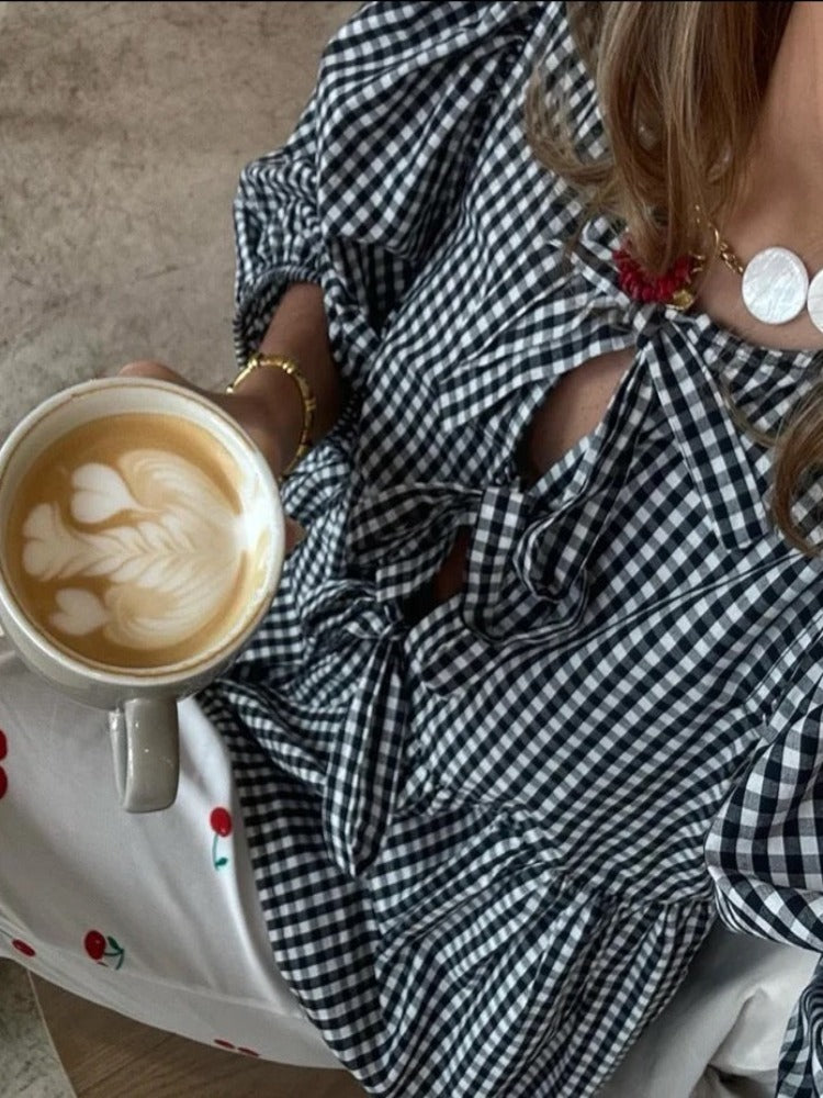 Bluzka damska – Stylowe paski i kobiecy akcent