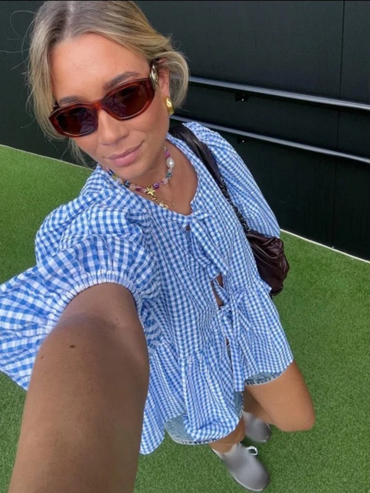 Bluzka damska – Stylowe paski i kobiecy akcent