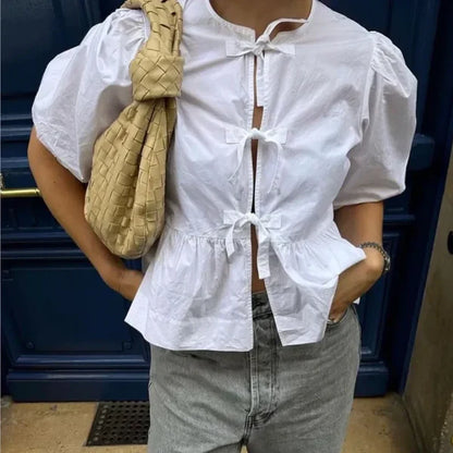 Bluzka damska – Stylowe paski i kobiecy akcent