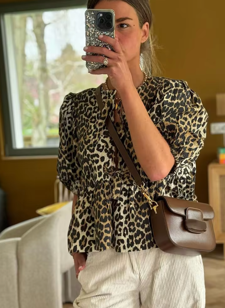 Bluzka damska – Stylowe paski i kobiecy akcent