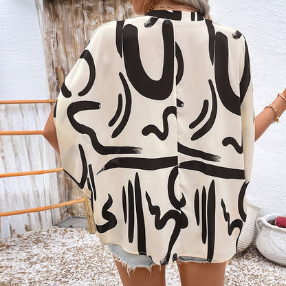 Bluzka damska – luźny krój z dekoltem w serek i rękawami nietoperzami