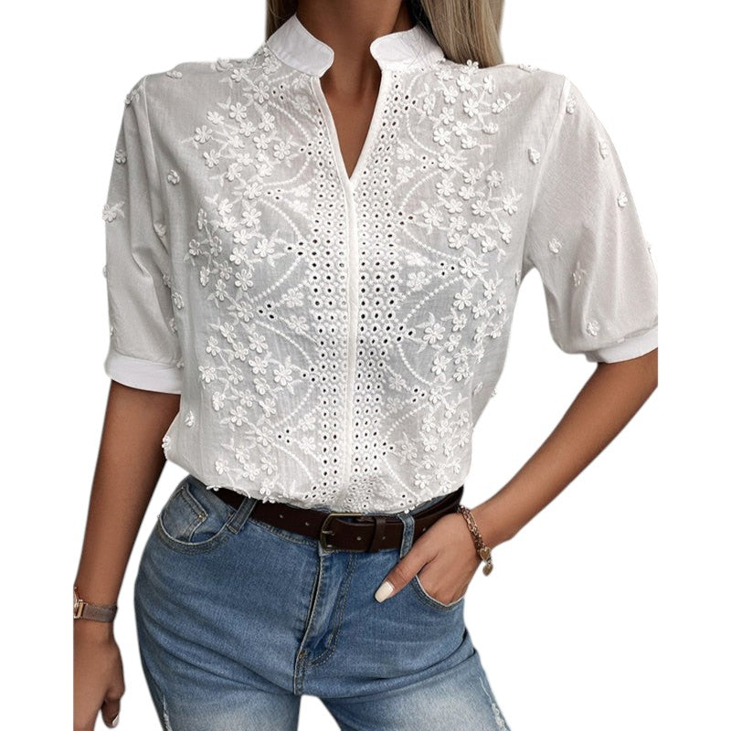 Bluzka damska – z koronką i dekoltem V