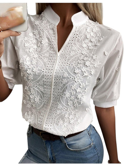 Bluzka damska – z koronką i dekoltem V