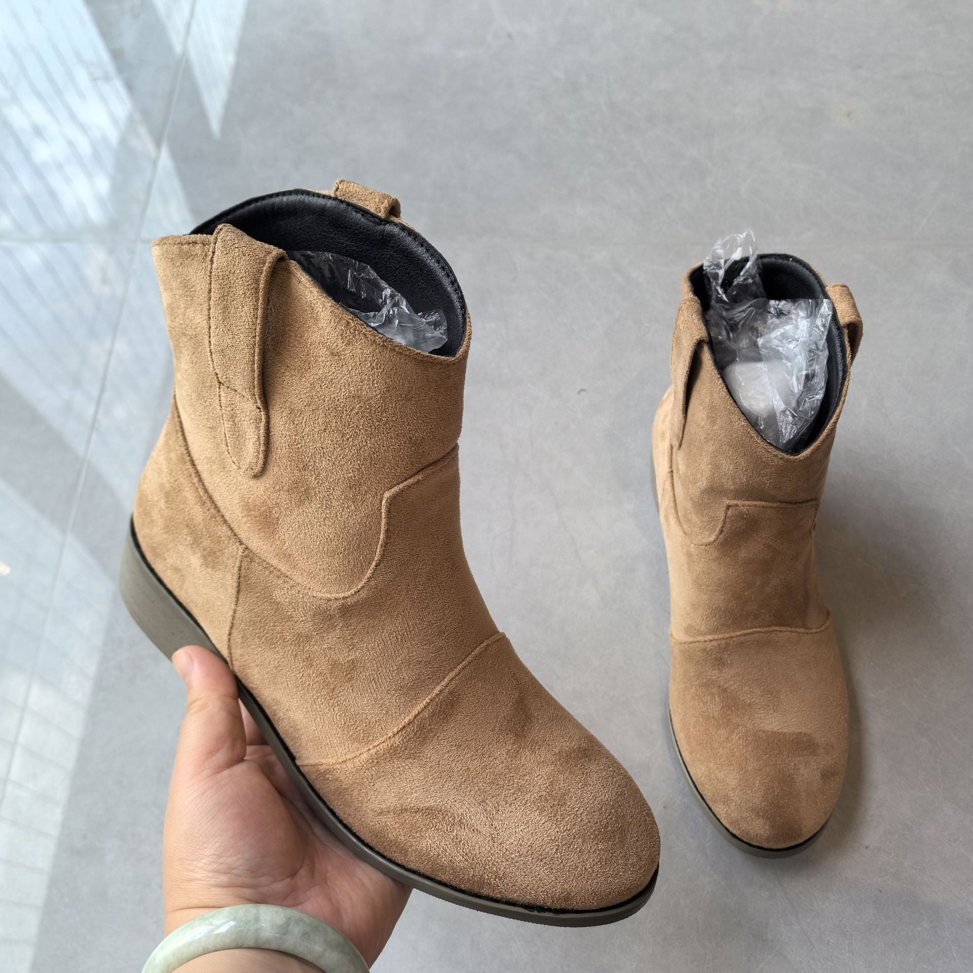 Botki damskie w stylu western – wyrafinowana cholewka i obcas warstwowy 0