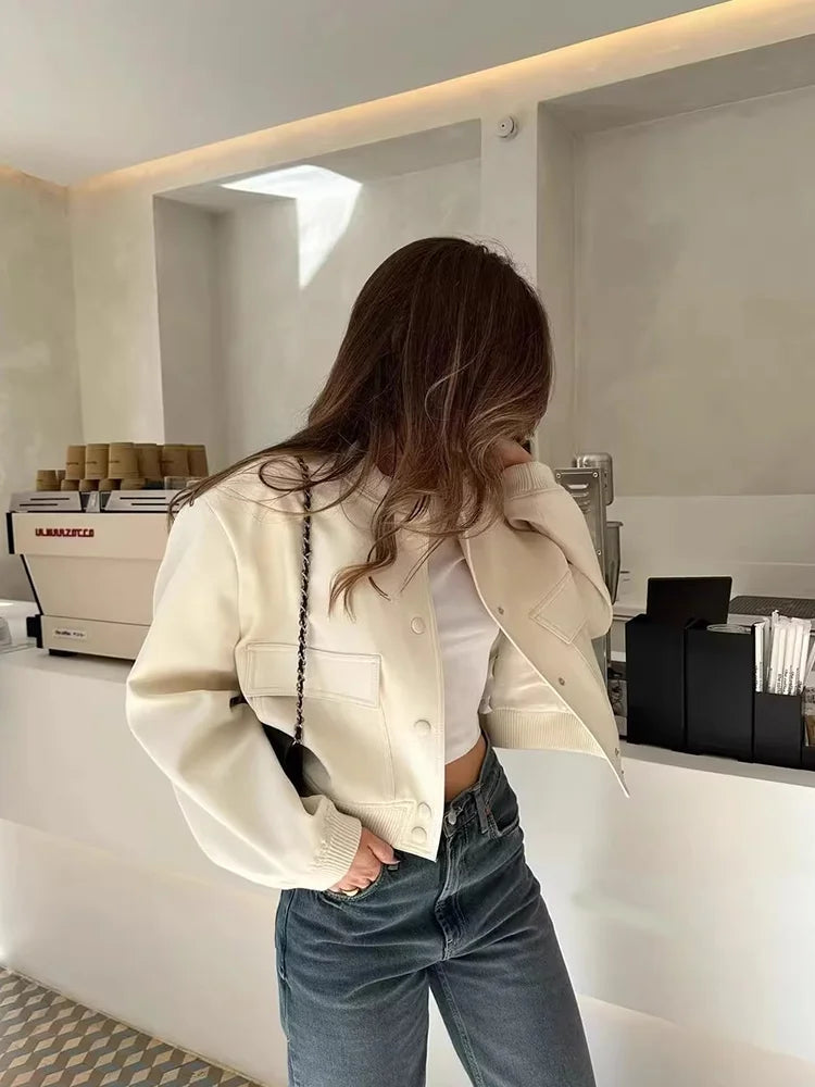 Clara | Damska kurtka bomberka z kieszeniami z przodu 3