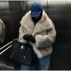 Damska krótka kurtka ze sztucznego futra - luksusowa i przytulna dla eleganckich zimowych stylizacji