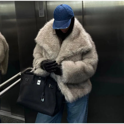 Damska krótka kurtka ze sztucznego futra - luksusowa i przytulna dla eleganckich zimowych stylizacji