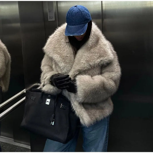 Damska krótka kurtka ze sztucznego futra - luksusowa i przytulna dla eleganckich zimowych stylizacji