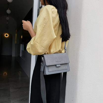 Damska torba crossbody z zamszowymi detalami - stylowa torba na ramię do użytku codziennego i rekreacyjnego