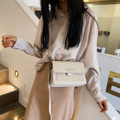 Damska torba crossbody z zamszowymi detalami - stylowa torba na ramię do użytku codziennego i rekreacyjnego