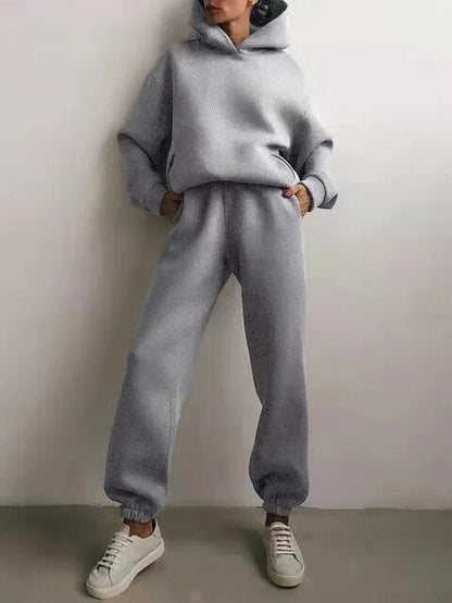 Damska bluza oversize z kapturem i dres typu jogger - dwuczęściowy zestaw do noszenia na co dzień 4