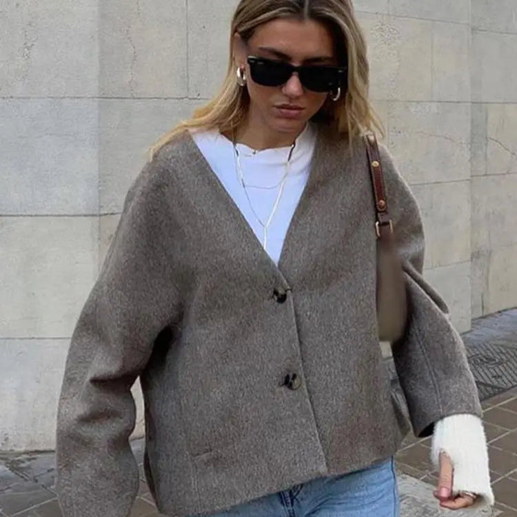 Damski Płaszcz Wełniany – Minimalizm i Styl na Chłodne Dni