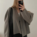 Damski Płaszcz Wełniany – Minimalizm i Styl na Chłodne Dni