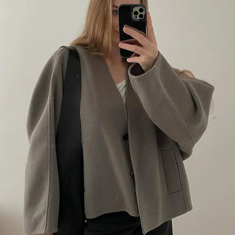 Damski Płaszcz Wełniany – Minimalizm i Styl na Chłodne Dni