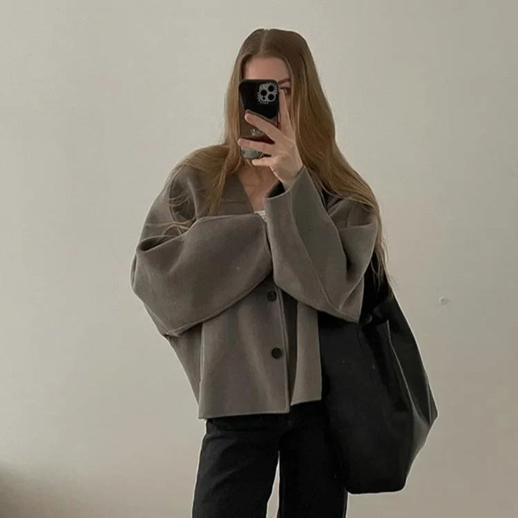 Damski Płaszcz Wełniany – Minimalizm i Styl na Chłodne Dni