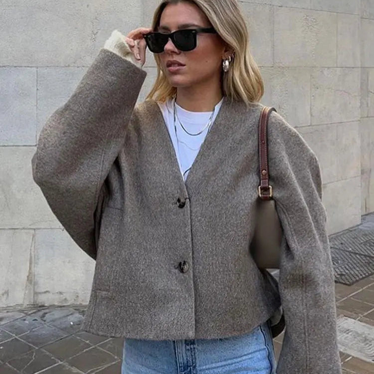 Damski Płaszcz Wełniany – Minimalizm i Styl na Chłodne Dni