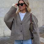 Damski Płaszcz Wełniany – Minimalizm i Styl na Chłodne Dni