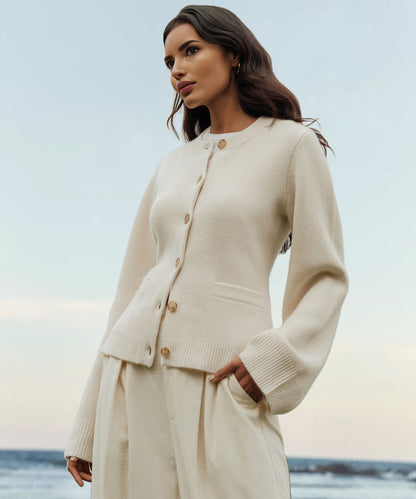 Damski komplet dzianinowy z kardiganem zapinanym na guziki i spodniami - elegancja i wygoda w czasie wolnym i na co dzień