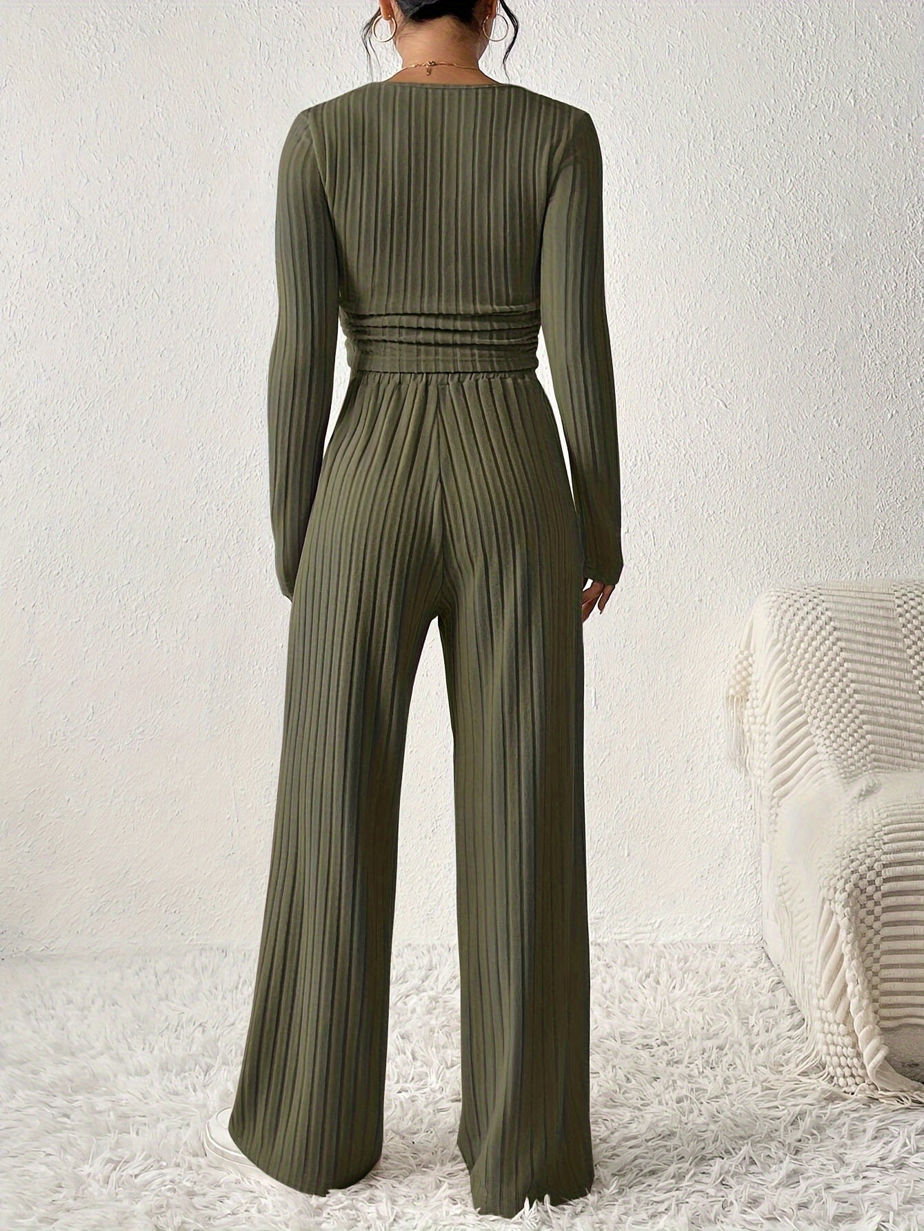 Elegancki zestaw z crop-topem i spodniami – Komfort i styl w jednym