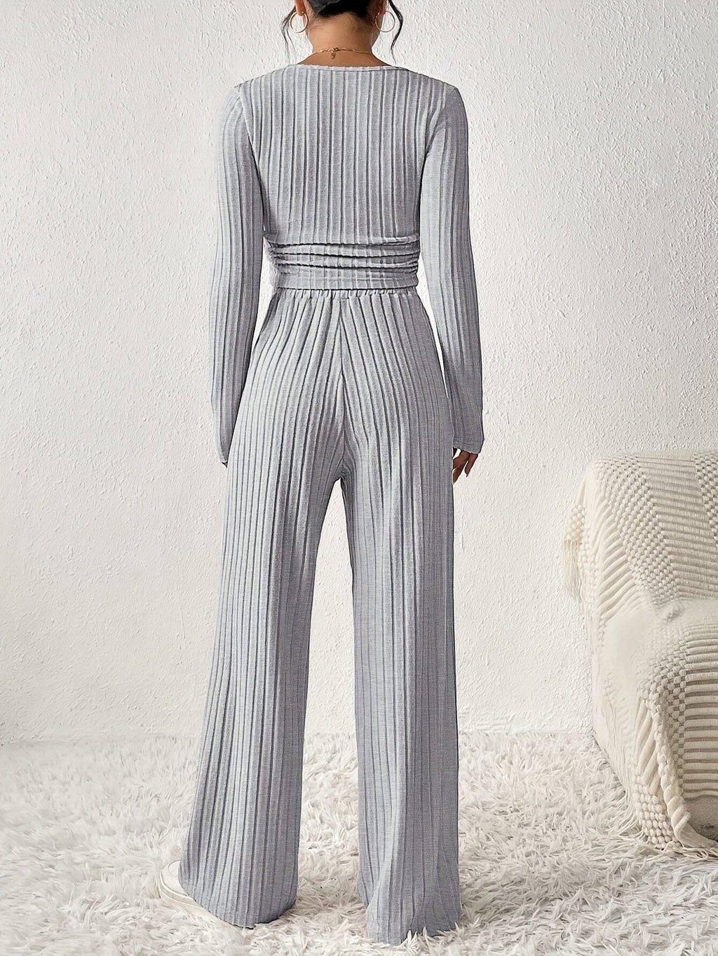 Elegancki zestaw z crop-topem i spodniami – Komfort i styl w jednym