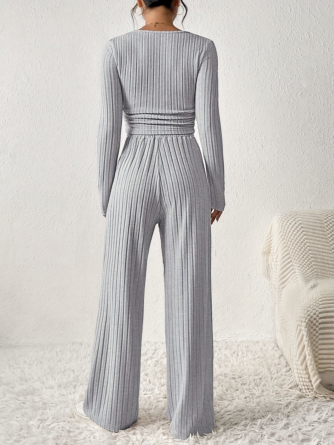 Elegancki zestaw z crop-topem i spodniami – Komfort i styl w jednym