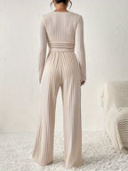 Elegancki zestaw z crop-topem i spodniami – Komfort i styl w jednym