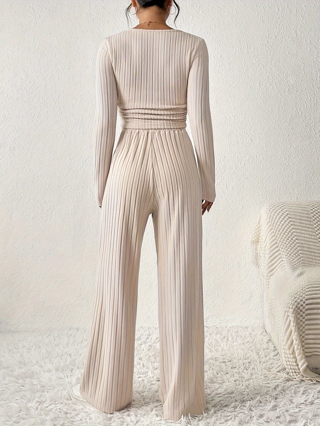 Elegancki zestaw z crop-topem i spodniami – Komfort i styl w jednym