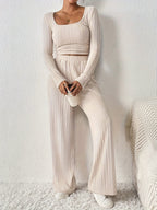 Elegancki zestaw z crop-topem i spodniami – Komfort i styl w jednym