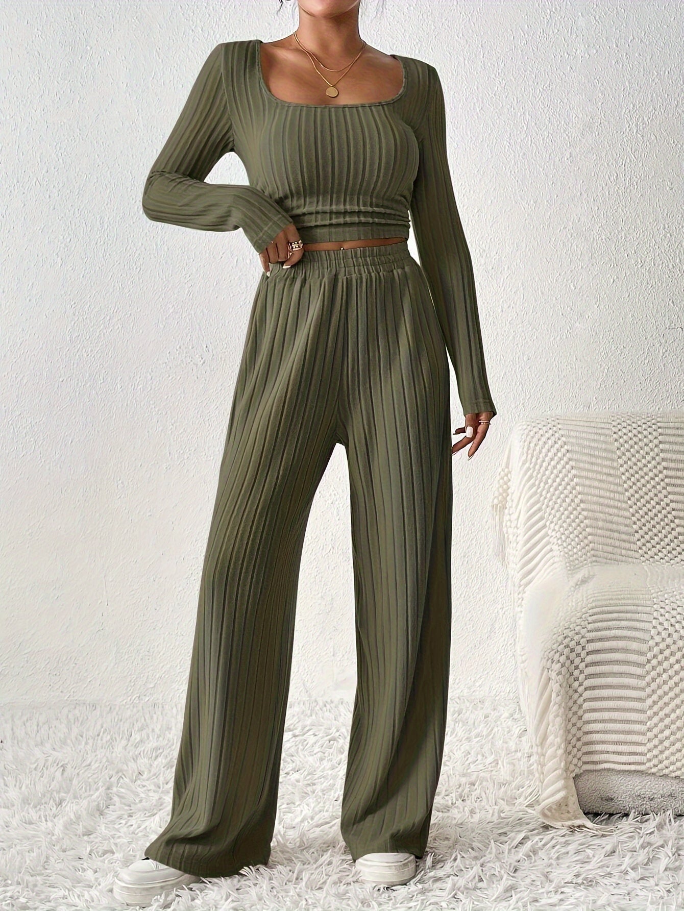 Elegancki zestaw z crop-topem i spodniami – Komfort i styl w jednym