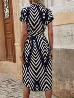 Elly | Sukienka w geometryczny wzór z wiązaniem w pasie 1