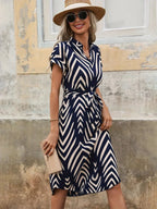 Elly | Sukienka w geometryczny wzór z wiązaniem w pasie 4