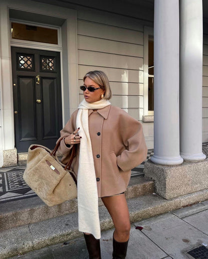 Wełniany płaszcz damski oversize z zapięciem na guziki - elegancki minimalistyczny płaszcz jesienno-zimowy
