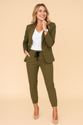 Komplet marynarka i spodnie damskie – strukturalny wygląd i ściągacz w pasie 6