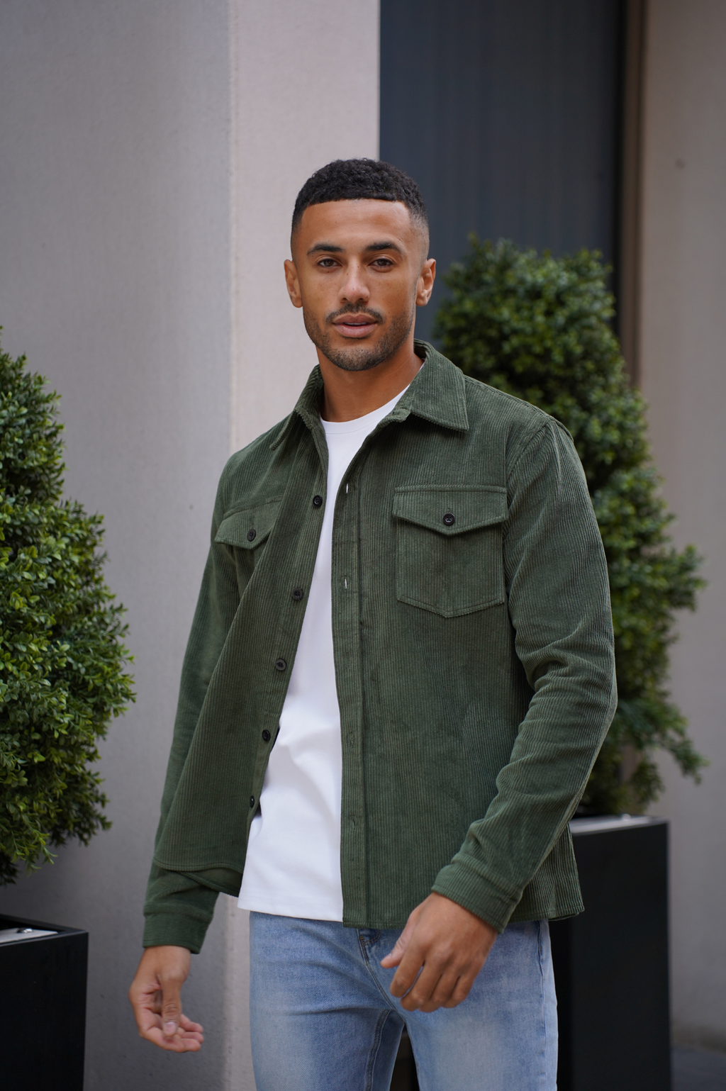 Koszula męska z długim rękawem – zapinana z przodu na guziki, z kieszeniami z patkami na piersi 1