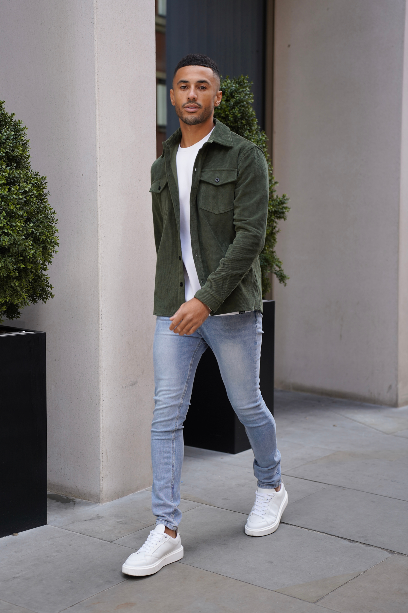 Koszula męska z długim rękawem – zapinana z przodu na guziki, z kieszeniami z patkami na piersi 2