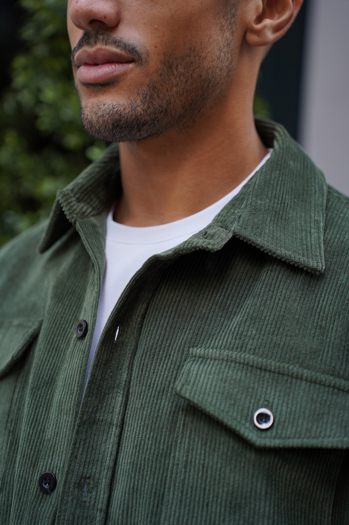 Koszula męska z długim rękawem – zapinana z przodu na guziki, z kieszeniami z patkami na piersi 3